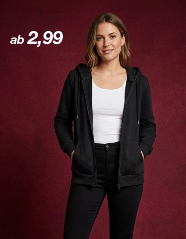 Eine Frau trägt eine schwarze Kapuzenjacke über einem weißen Top und eine schwarze Hose vor dunkelrotem Hintergrund. Links steht der Preis „ab 2,99“.