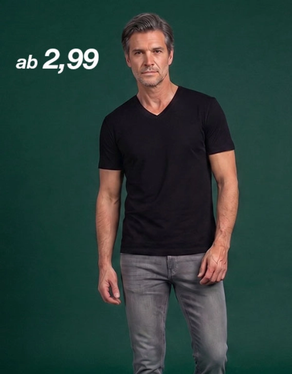 Ein Mann trägt ein schwarzes T-Shirt mit V-Ausschnitt und eine graue Jeans vor dunkelgrünem Hintergrund. Links steht der Preis „ab 2,99“.