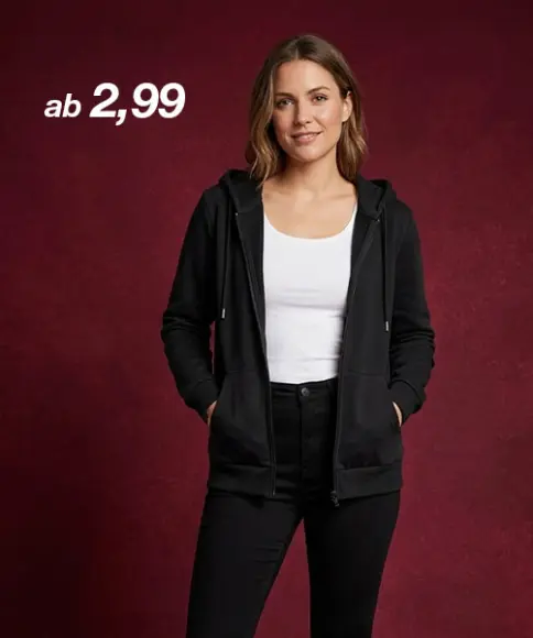 Eine Frau trägt eine schwarze Kapuzenjacke über einem weißen Top und eine schwarze Hose vor dunkelrotem Hintergrund. Links steht der Preis „ab 2,99“.