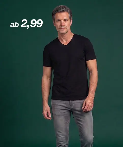 Ein Mann trägt ein schwarzes T-Shirt mit V-Ausschnitt und eine graue Jeans vor dunkelgrünem Hintergrund. Links steht der Preis „ab 2,99“.